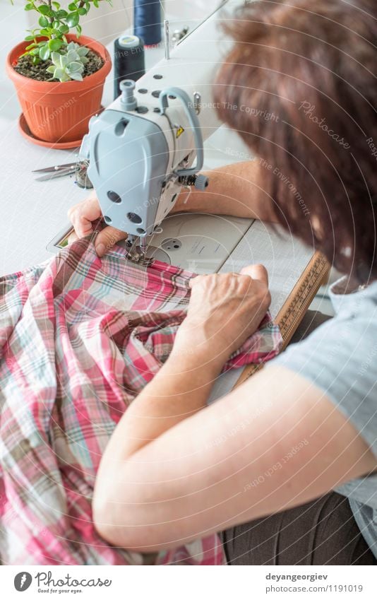 Frauen nähen auf Nähmaschine Design Arbeit & Erwerbstätigkeit Beruf Fabrik Industrie Handwerk Business Mensch Erwachsene Mode Bekleidung Stoff weiß Kreativität