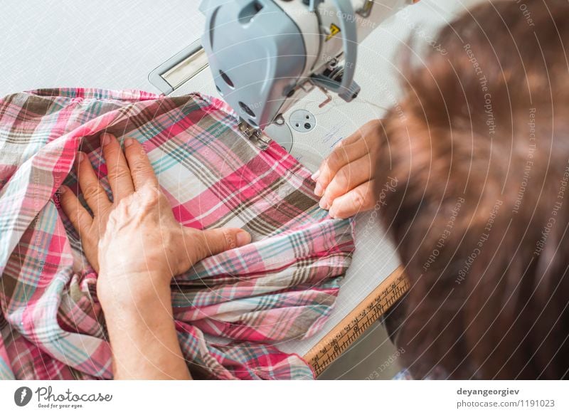 Frauen nähen auf Nähmaschine Design Arbeit & Erwerbstätigkeit Beruf Fabrik Industrie Handwerk Business Mensch Erwachsene Mode Bekleidung Stoff weiß Kreativität