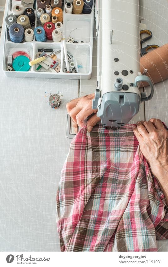 Nähmaschine Design Arbeit & Erwerbstätigkeit Fabrik Industrie Handwerk Werkzeug Maschine Mode Bekleidung Kleid Stoff Metall machen Nähen Faser Nadel Textil