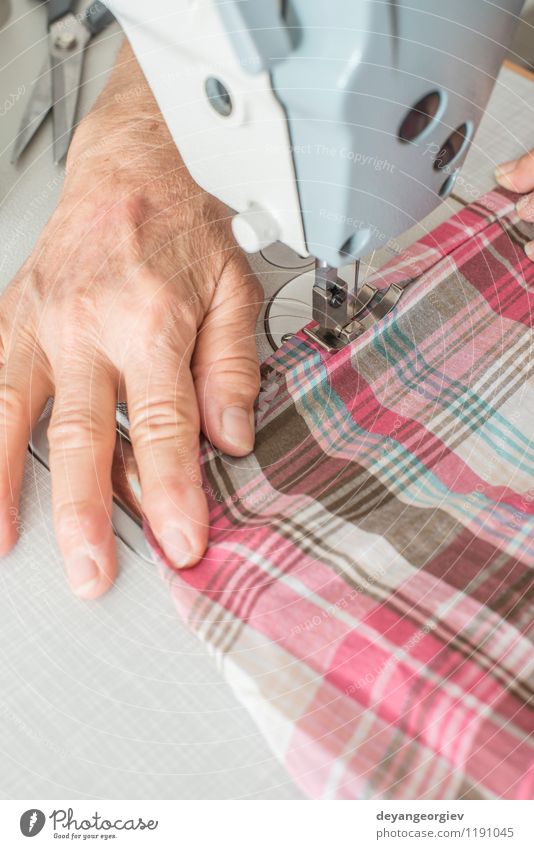 Nähmaschine Design Arbeit & Erwerbstätigkeit Fabrik Industrie Handwerk Werkzeug Maschine Mode Bekleidung Kleid Stoff Metall machen Nähen Faser Nadel Textil