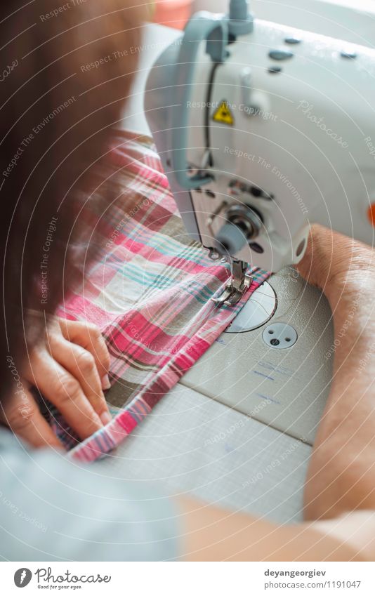 Frauen nähen auf Nähmaschine Design Arbeit & Erwerbstätigkeit Beruf Fabrik Industrie Handwerk Business Mensch Erwachsene Mode Bekleidung Stoff weiß Kreativität