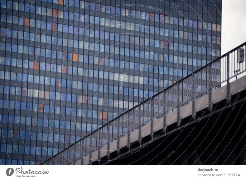 Berliner Hochhaus mit Brücke. Mit ganz vielen geschlossenen Fenstern. Im Vordergrund ist eine Brücke. Wohlgefühl Ausflug Sommer Traumhaus Schönes Wetter Stadt