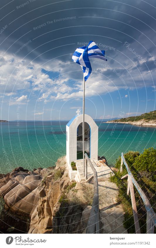 Dark clouds Landschaft Wasser Gewitterwolken Sommer Unwetter Küste Bucht Kirche Architektur Sehenswürdigkeit authentisch Griechenland Ägäis Kapelle Fahne Flagge