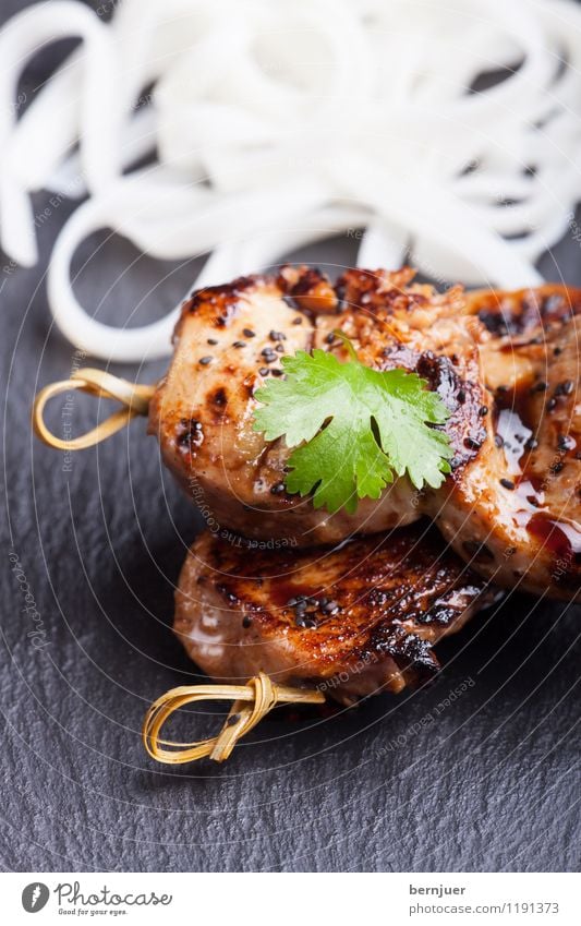 Teriyaki Lebensmittel Fleisch Ernährung Bioprodukte Asiatische Küche Essen Billig gut braun schwarz weiß Genusssucht Spieß Hühnchen Koriander Bambus Nudeln