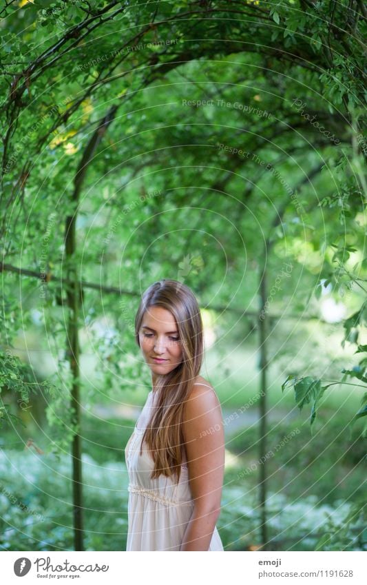 Garten feminin Junge Frau Jugendliche 1 Mensch 18-30 Jahre Erwachsene Umwelt Natur Frühling Sommer brünett langhaarig schön natürlich grün Farbfoto