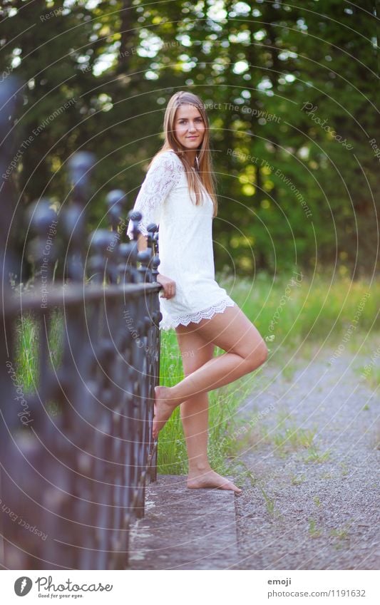 July feminin Junge Frau Jugendliche 1 Mensch 18-30 Jahre Erwachsene Landschaft Frühling Sommer Schönes Wetter Wärme Park Kleid schön natürlich dünn Farbfoto