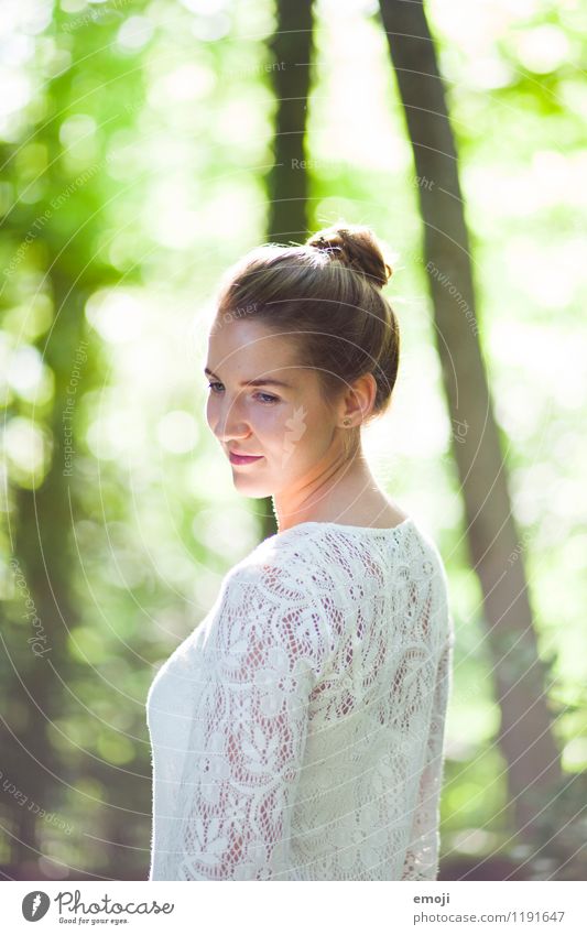 white lace feminin Junge Frau Jugendliche 1 Mensch 18-30 Jahre Erwachsene Umwelt Natur Frühling Sommer Schönes Wetter schön natürlich grün Dutt Farbfoto