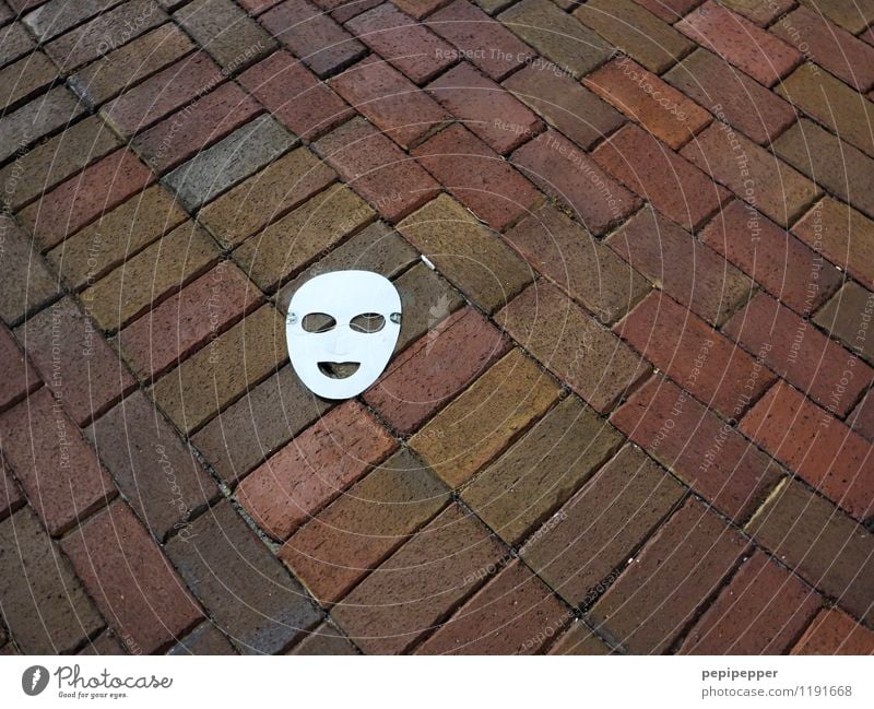 maske androgyn Kindheit Auge Mund Stadt Terrasse Straße Wege & Pfade Maske Papier Stein Zeichen Maskenball lachen liegen rot weiß Freude Einsamkeit