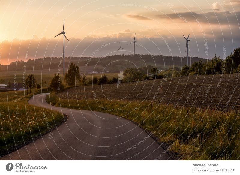 Landschaftskurven Windkraftanlage Umwelt Natur Sonnenaufgang Sonnenuntergang Hügel Sauerland Verkehr Straße Kurve nachhaltig Ferne Farbfoto Außenaufnahme Abend