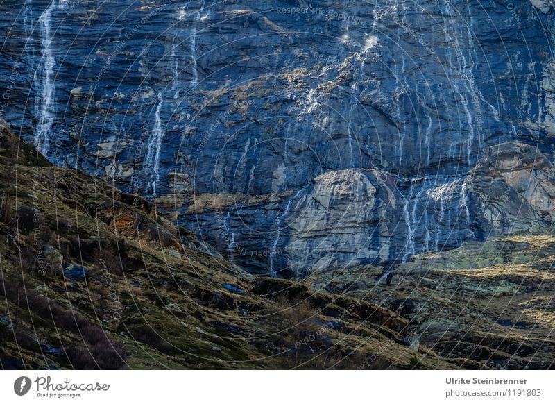 Wasserwand Ferien & Urlaub & Reisen Ausflug Berge u. Gebirge Umwelt Natur Landschaft Frühling Pflanze Gras Moos Felsen Alpen Wasserfall fallen dunkel nass