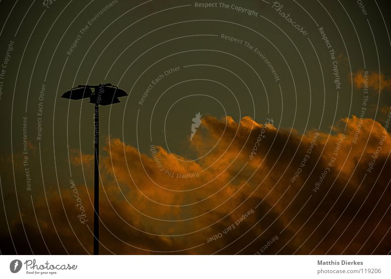 Laterne Flutlicht Parkplatz Licht Säule Studiobeleuchtung Wolken Endzeitstimmung Abend Dämmerung rot grün Grünstich parallel simpel Sturm Leidenschaft