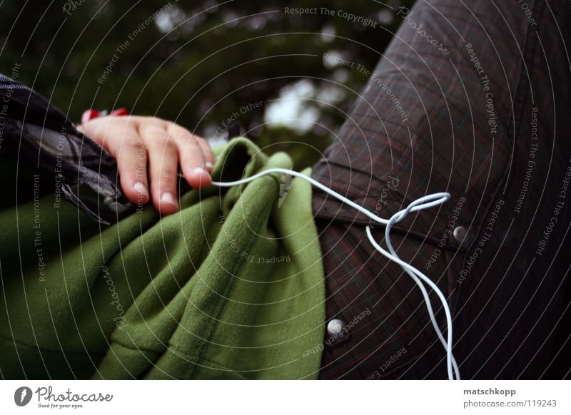 Fingerspitzengefühl grün Hand Hose Muster weiß biegen Kopfhörer Schal schwarz Pullover Kräusel Knöpfe Tasche Hosentasche Kabel Einsamkeit kariert