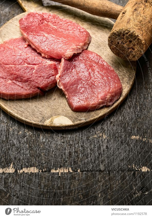 Schnitzelfleisch auf rustikalem Holztisch Lebensmittel Fleisch Ernährung Mittagessen Abendessen Festessen Bioprodukte Diät Stil Design Gesunde Ernährung Tisch