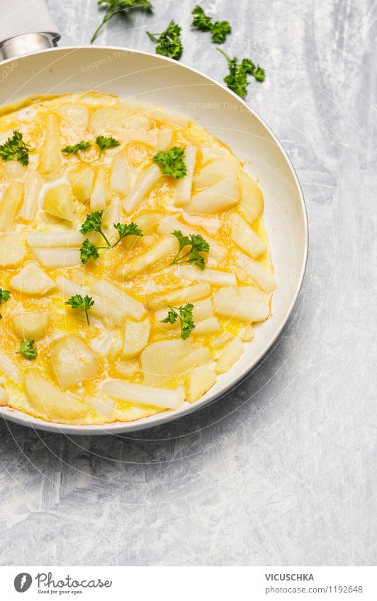 Omelette mit Spargel und Kartoffeln Lebensmittel Gemüse Kräuter & Gewürze Ernährung Mittagessen Festessen Bioprodukte Vegetarische Ernährung Diät Pfanne Stil