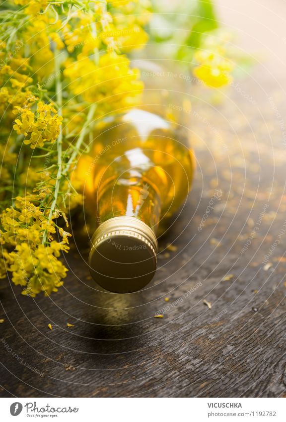 Rapsöl Lebensmittel Öl Ernährung Stil Design Gesunde Ernährung Pflanze Blüte Nutzpflanze Flasche Rapsblüte frisch Holztisch Agrarprodukt Kolzaöl Fettsäure Natur