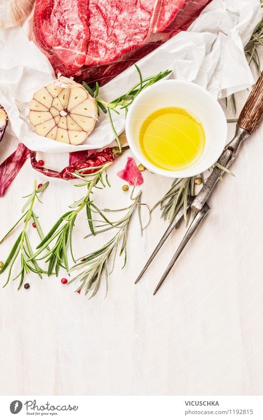 Fleisch fürs Grillen zubereiten Lebensmittel Kräuter & Gewürze Öl Ernährung Abendessen Bioprodukte Gabel Stil Design Gesunde Ernährung Tisch Papier