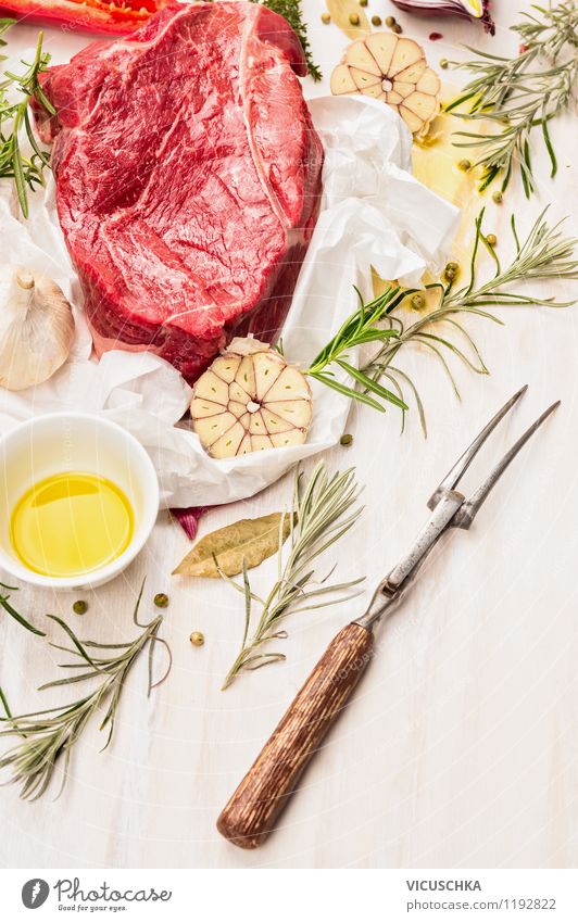 Rohes Rindfleisch mit frischen Kräutern Lebensmittel Fleisch Kräuter & Gewürze Öl Ernährung Mittagessen Abendessen Bioprodukte Diät Gabel Stil Design