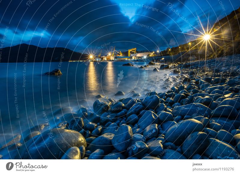 Die Werft Wasser Himmel Wolken Küste Industrieanlage Fabrik Stein Arbeit & Erwerbstätigkeit dunkel nass wild blau gelb schwarz Farbfoto Menschenleer Abend