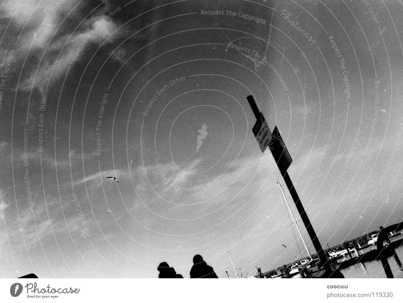 analog schwarz weiß Grauwert Steg Hafeneinfahrt Wolken Patina Fotografie Schwarzweißfoto Ostsee Spaziergang Himmel Schilder & Markierungen Kaianlage Wasser Paar