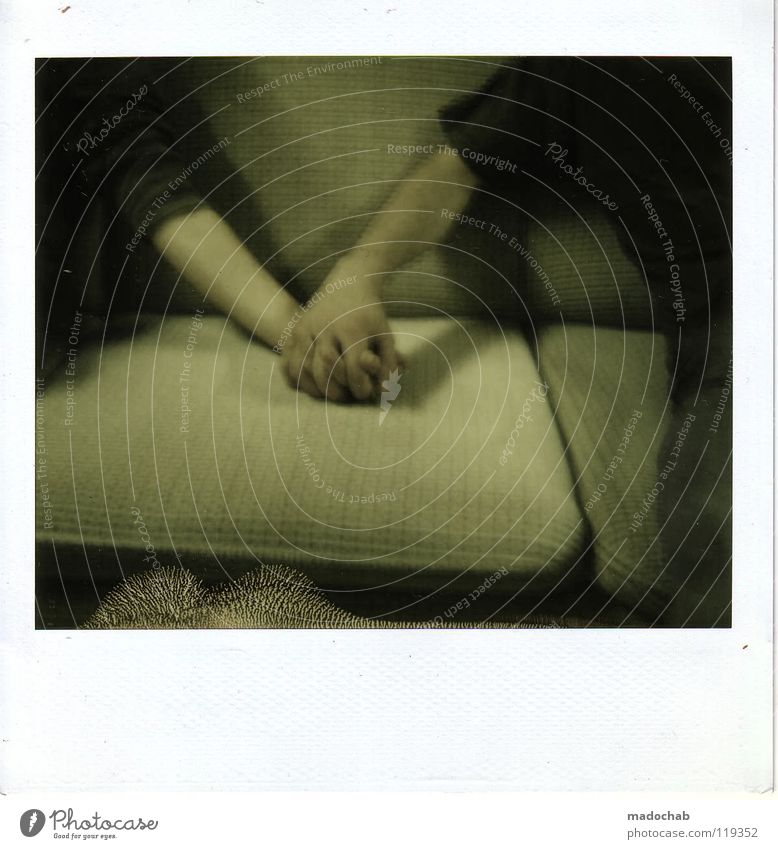 FREUNDSCHAFT Unschärfe Hand gestikulieren Hand in Hand Freundschaft Polaroid old-school Homosexualität Kuscheln Ehe Paar Symbole & Metaphern Männerfreundschaft