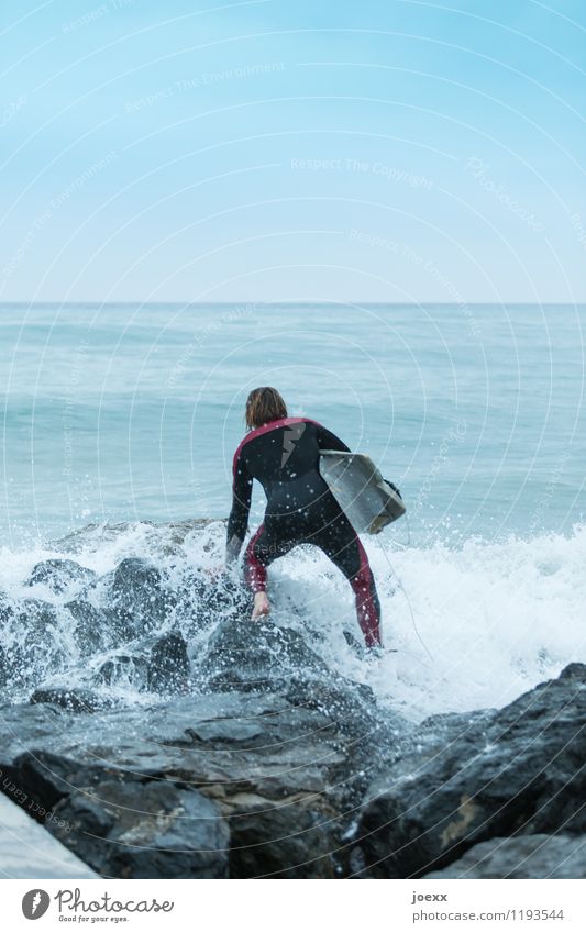 Der richtige Moment Lifestyle Sommerurlaub maskulin 1 Mensch Wasser Himmel Horizont Schönes Wetter Küste Meer Schwimmen & Baden beobachten warten Freude