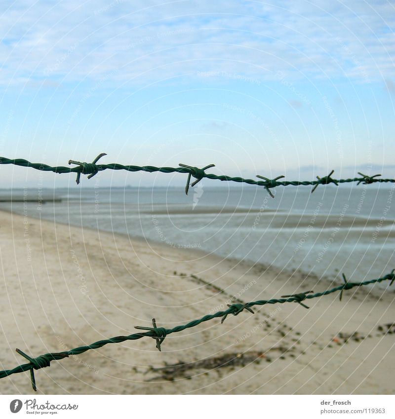 abgesperrt Stacheldraht Draht Barriere Zaun Meer Strand Wolken November Küste Himmel Herbst nur gegen gebühr Nordsee Wind blau Klarheit hooksiel