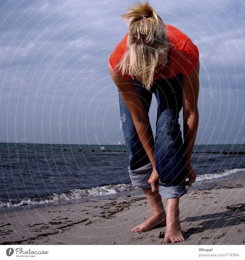 Hosen hoch und rein ins Vergnügen Meer Strand hochkrempeln Rostock Warnemünde Frau blond Himmel Haare & Frisuren Wind Whopa! sex sells