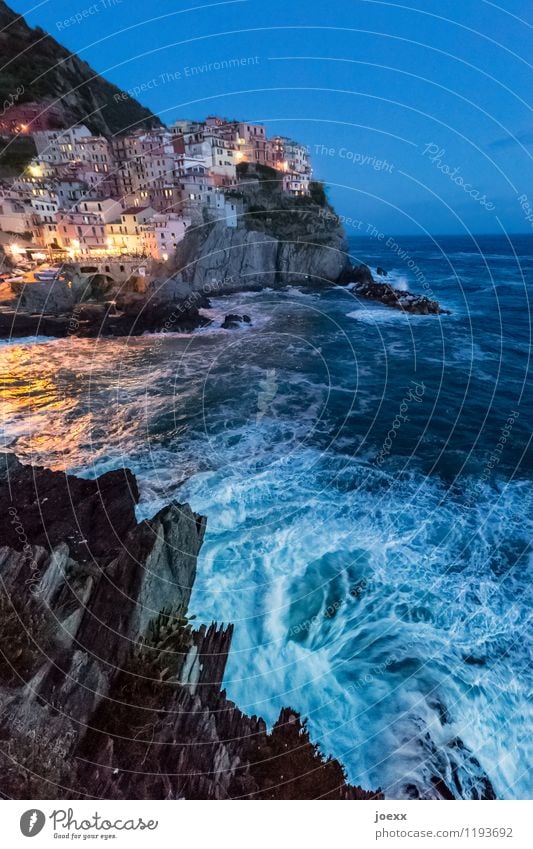 Un-Ruhe Tourismus Landschaft Wasser Wolkenloser Himmel Schönes Wetter Wellen Küste Meer Manarola Italien Fischerdorf Haus Mauer Wand Sehenswürdigkeit alt