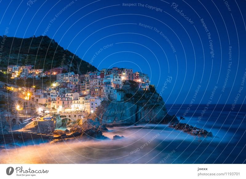 Manarola Ferien & Urlaub & Reisen Tourismus Wasser Himmel Horizont Wellen Küste Meer Italien Dorf Fischerdorf Haus Hafen Sehenswürdigkeit alt schön Idylle