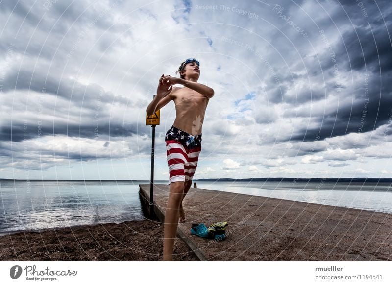 Am Badestrand Freizeit & Hobby Strand Mensch maskulin Kind Junge 1 8-13 Jahre Kindheit Umwelt Natur Landschaft Sand Wasser Himmel Wolken Horizont Sommer Herbst