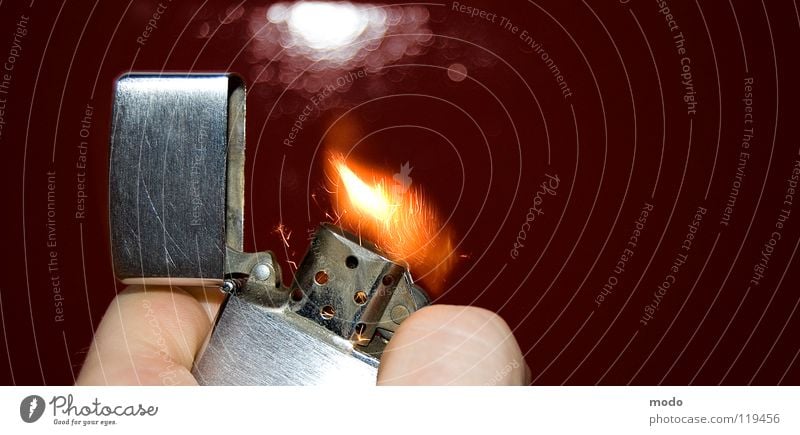 Come on baby, light my fire! Hand heiß anzünden Finger Feuerzeug Baseballmütze Makroaufnahme Nahaufnahme Zippo Flamme Brand silber Feuerstein Rauchen Funken