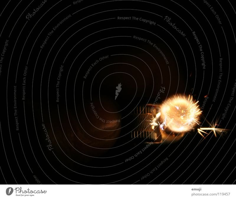 Feuerball Feuerzeug Licht Physik Brand dunkel Makroaufnahme Silvester u. Neujahr Finger Geborgenheit kuschlig entzünden brennen Nagel rot drehen gefährlich