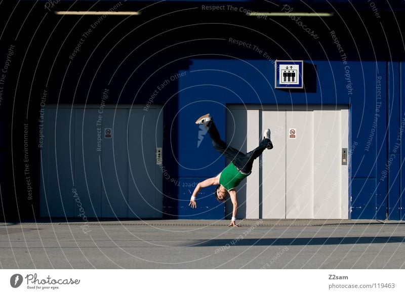 HANDPLANT Fahrstuhl Beton Dach grün Handstand Hiphop Jugendkultur Mann Muskelshirt Trägershirt maskulin Parkdeck Parkhaus Schilder & Markierungen Stirnband Stil