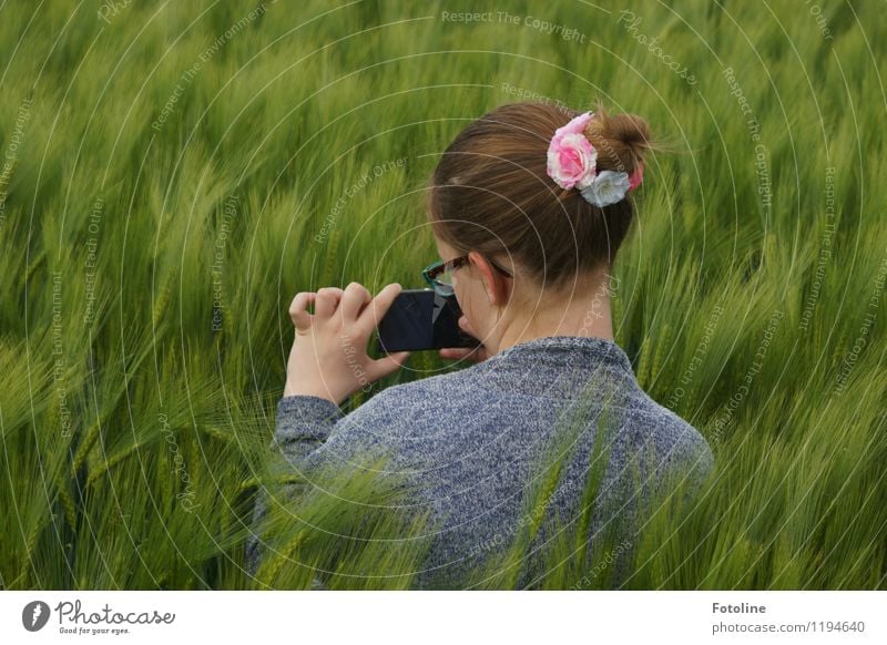 Das muss ich festhalten! Mensch feminin Kind Mädchen Junge Frau Jugendliche Kindheit Kopf Haare & Frisuren Hand Finger 1 Umwelt Natur Landschaft Pflanze