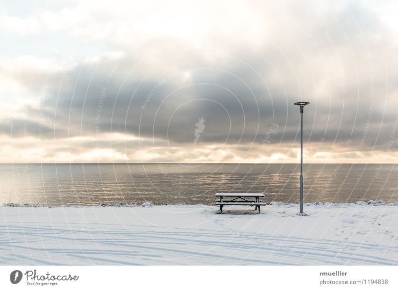 Ruheplatz Ferien & Urlaub & Reisen Tourismus Ausflug Ferne Winter Schnee Umwelt Natur Landschaft Himmel Wolken Seeufer Vätternsee genießen ästhetisch