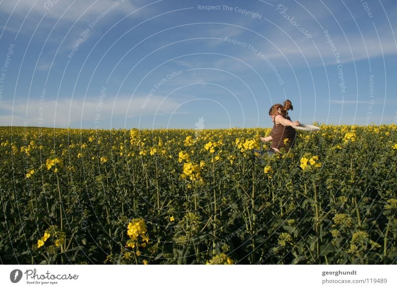 Franzi goes yellow Feld Raps Rapsfeld gelb grün Sommer Wolken Wiese Spielen Mädchen Frau Mecklenburg-Vorpommern Freude blau Himmel laufen rennen wegrennen Freue