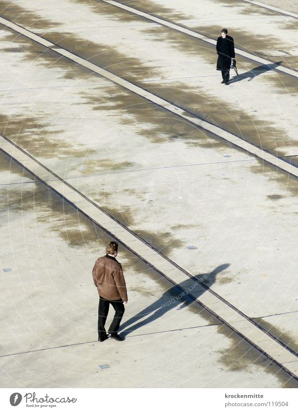 Alte Freunde Platz Überqueren gehen Turbinenplatz Richtung Duell Mittagspause begegnen trocknen Verkehrswege Schatten Linie Mensch laufen Einsamkeit Zürich