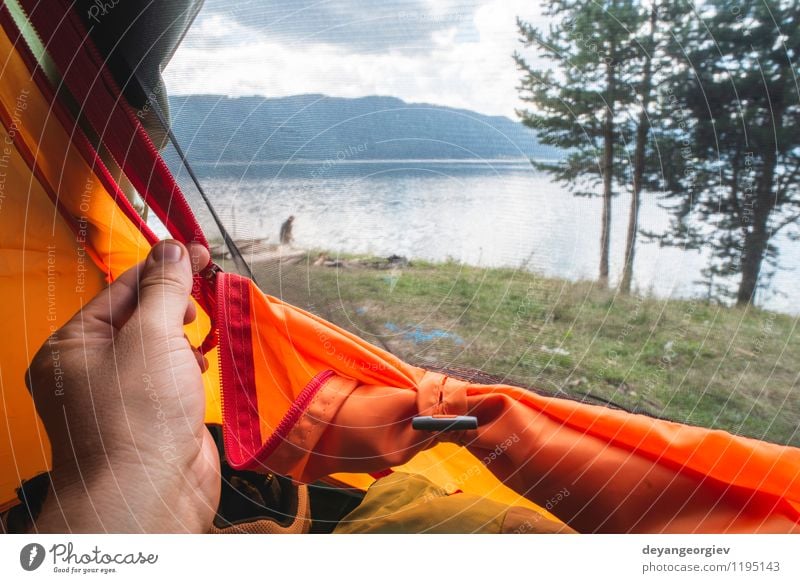 Blick von innen auf das Zelt Reichtum Erholung Ferien & Urlaub & Reisen Abenteuer Camping Sommer Sonne wandern Junge Mann Erwachsene Familie & Verwandtschaft