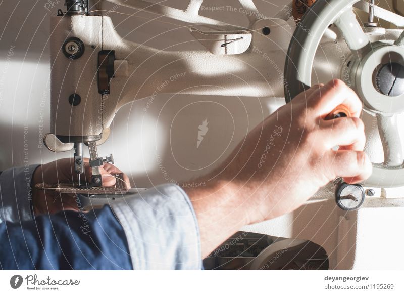 Leder nähen Haut Arbeit & Erwerbstätigkeit Fabrik Industrie Handwerk Werkzeug Mensch Frau Erwachsene Bekleidung Schuhe machen Tradition Nähen Tasche Maschine