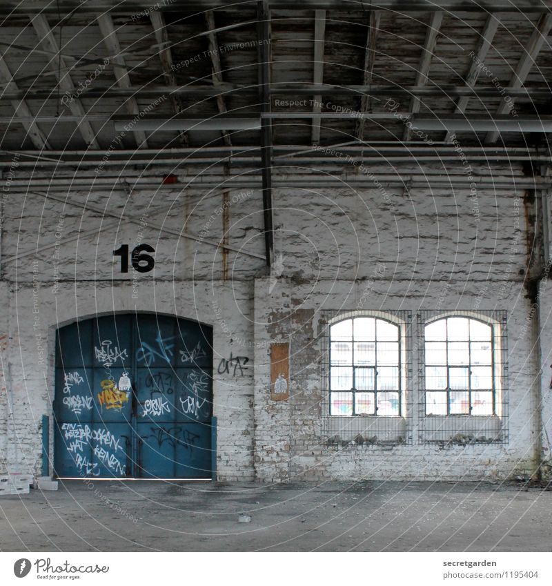 türchen nummer 16 nehmen. Fabrik Industrie Industrieanlage Ruine Bauwerk Gebäude Architektur Mauer Wand Fenster Tür Tor alt dunkel retro blau weiß geschlossen