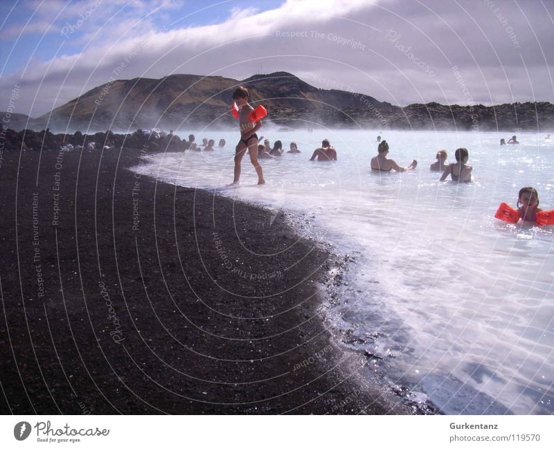 Hot Pool Kind Island Heisse Quellen Schwimmhilfe Erholung Wellness Schwimmbad Lagune Blaue Lagune Reykjavík Geothermik Wärme Badehose Strand