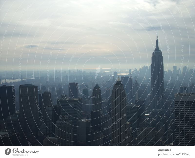 Empire State im Nebel New York City Empire State Building Amerika Hochhaus Stadt Sonnenuntergang Wolken Rockefeller Plaza Top of the Rock USA Hauptstadt Dawn