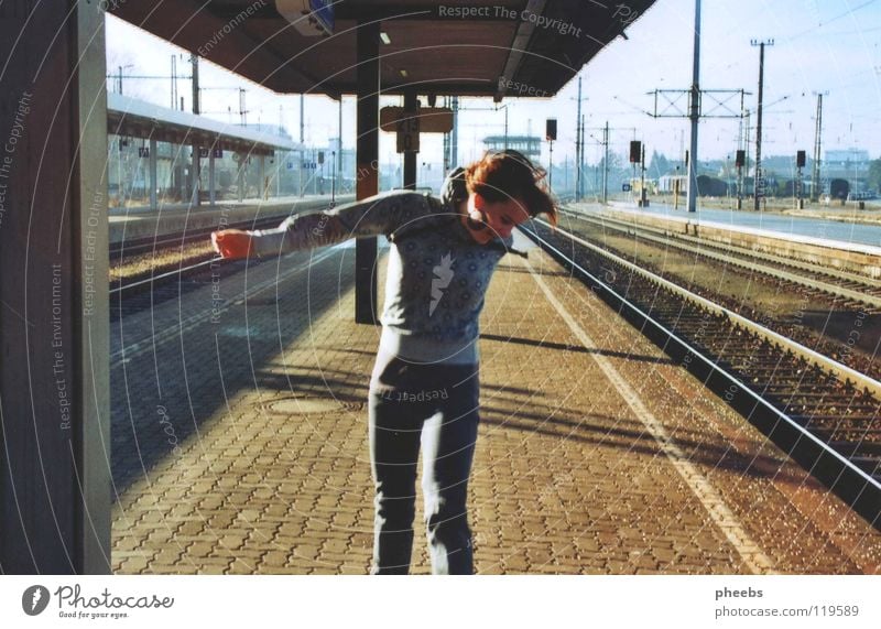 friede, freude, bahnhof.. Frau Gleise Bahnsteig Licht Wiese springen hüpfen Freude Bahnhof Schilder & Markierungen Schatten Erde Himmel Pflastersteine Passagier