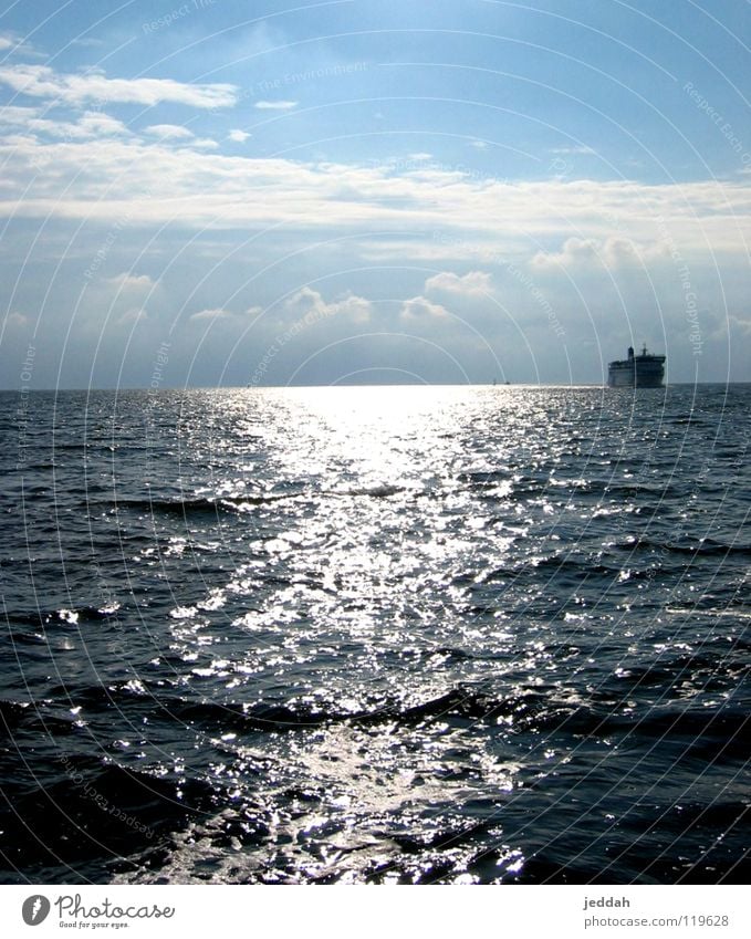 wasserglanz Wasseroberfläche Meer Sonne Horizont Wellen Wasserfahrzeug Hoffnung Schifffahrt Sommer Aussicht blau Himmel Perspektive warten