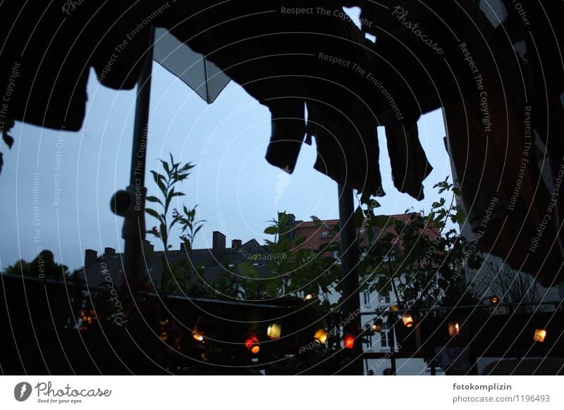 dunkler Abend mit Lichterkette und Wäscheleine auf dem Balkon Haus dunkel Stimmung Einsamkeit Idylle Leben Nostalgie Traurigkeit Häusliches Leben Abenstimmung