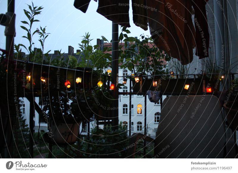 dunkler sommerabend mit lampions auf dem balkon Stadt Balkon Lichterkette dunkel exotisch Romantik ruhig Hoffnung Traurigkeit Einsamkeit Hinterhof Sommernacht