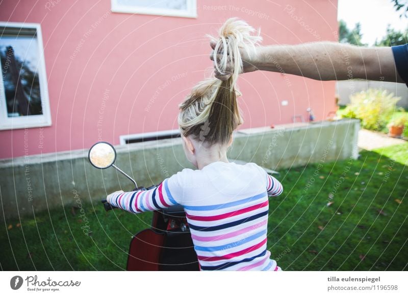 an den Haaren herbeigezogen. Haus feminin Kind Mädchen Vater Erwachsene Kindheit Arme 1 Mensch 8-13 Jahre Kleinmotorrad blond fahren festhalten sitzen Freude