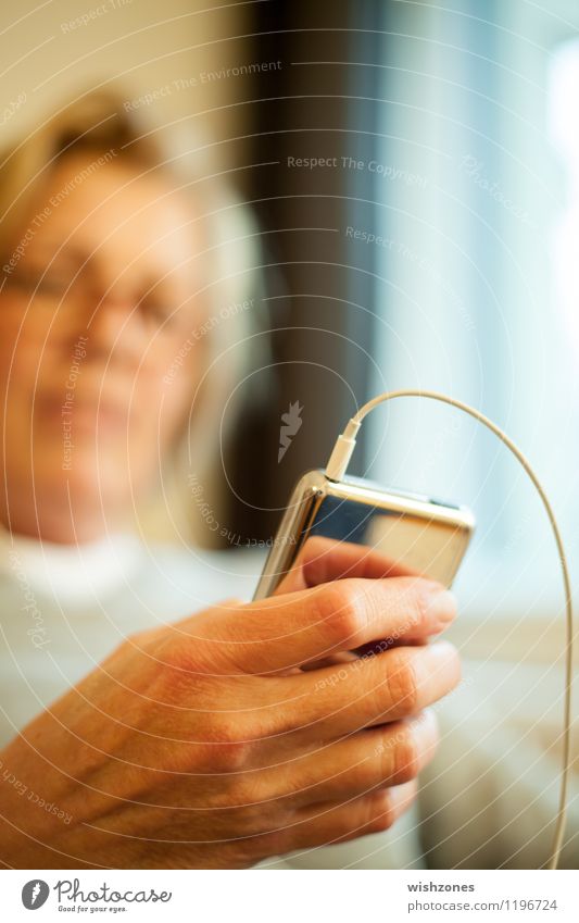 Woman with MP3 Player Freude MP3-Player PDA Technik & Technologie Unterhaltungselektronik Telekommunikation Informationstechnologie Internet Mensch feminin Frau