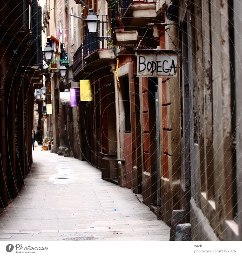 Bodega Städtereise Barcelona Spanien Stadt Hafenstadt Altstadt Haus Bauwerk Gebäude Mauer Wand Fassade Balkon Fenster Tür Straße Wege & Pfade Gasse Zeichen