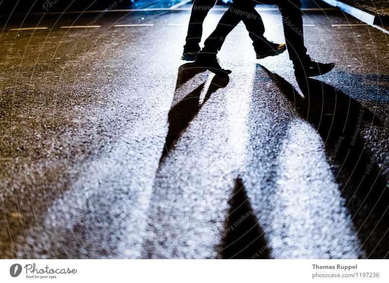 Fußgänger in der Stadt Freizeit & Hobby ausgehen Feste & Feiern Mensch Beine 2 Verkehrswege Straße laufen Leben Lebensfreude Deutschland Farbfoto